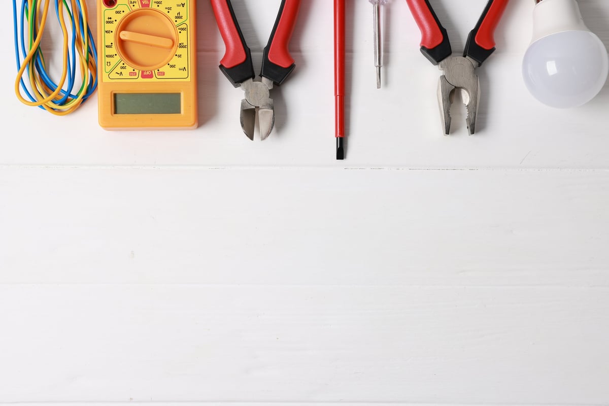 Elektricien installeert groepenkast