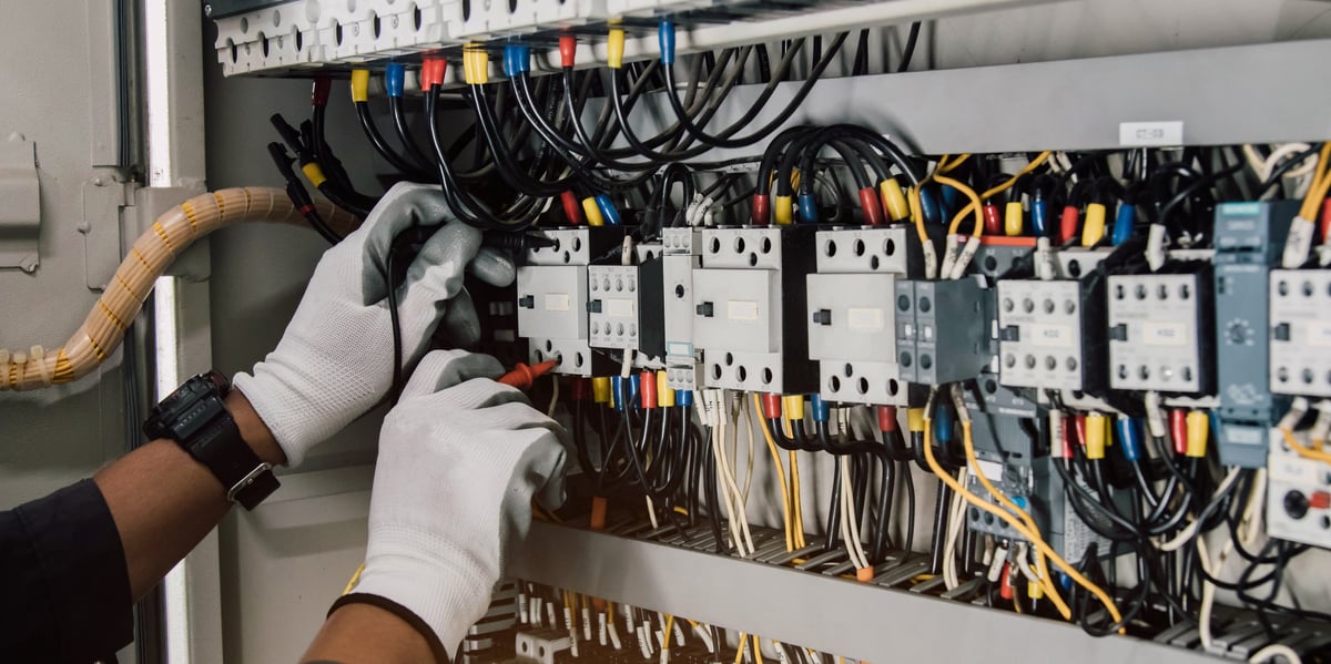 Elektricien meet de groepenkast